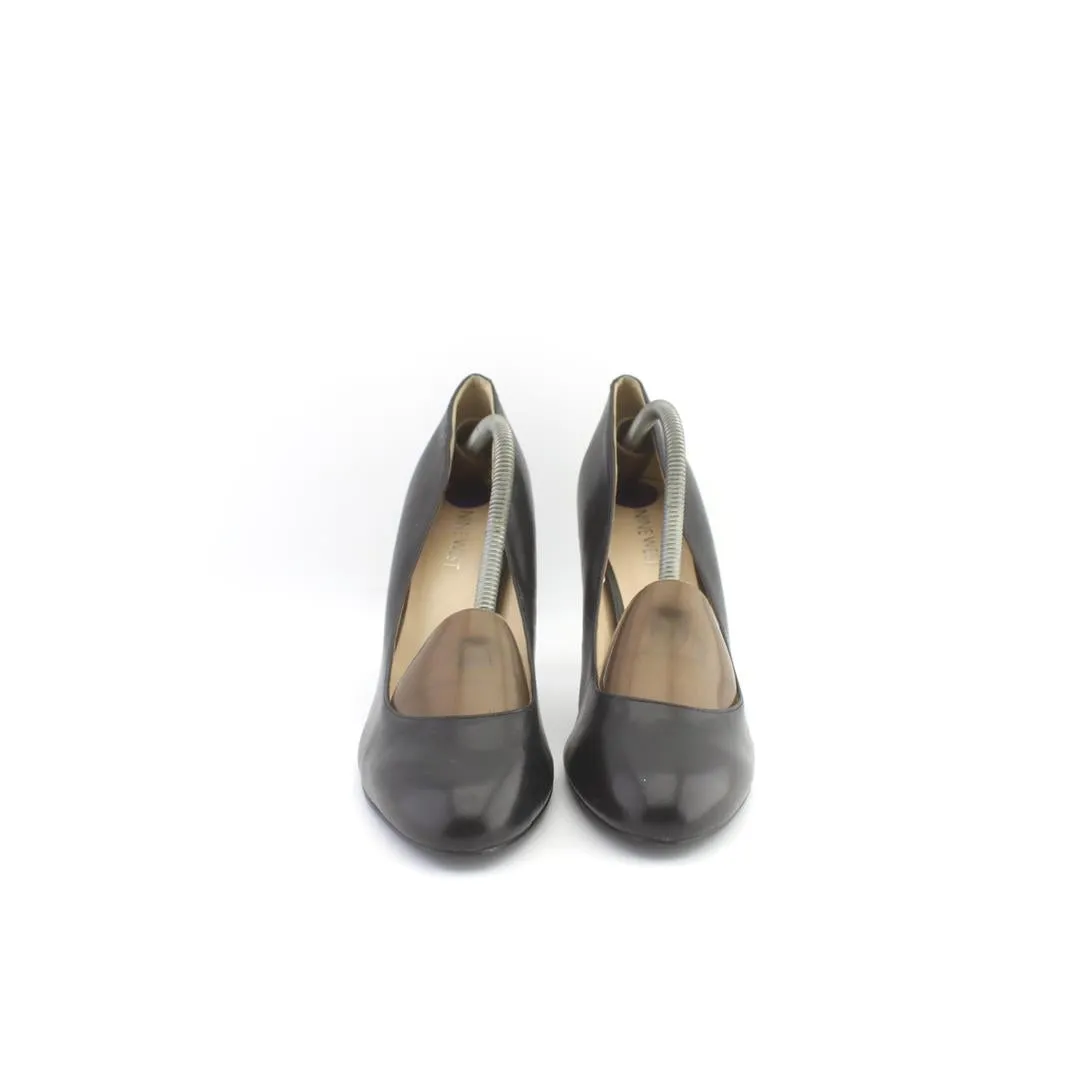 NINE WEST .'