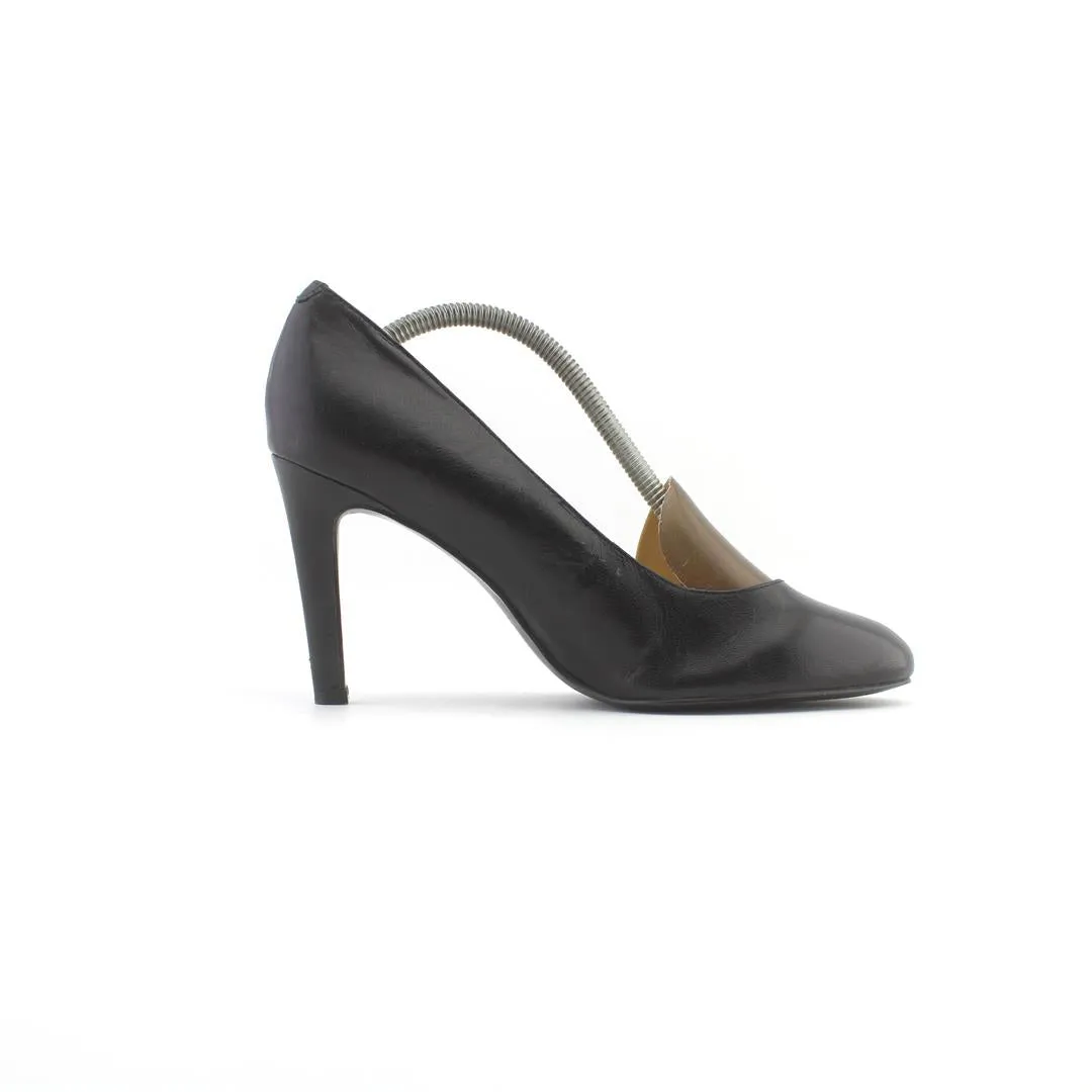 NINE WEST .'